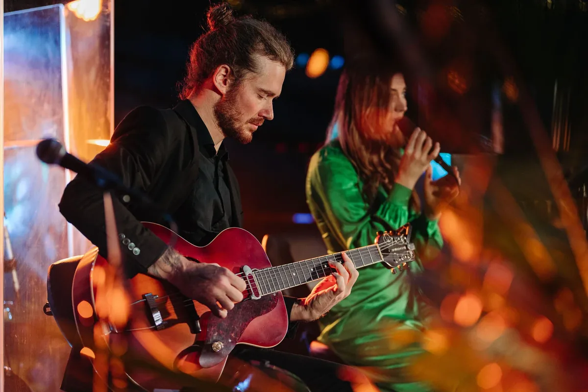 Duo mit Gitarre und Sängerin im grünen Kleid am Firmenevent