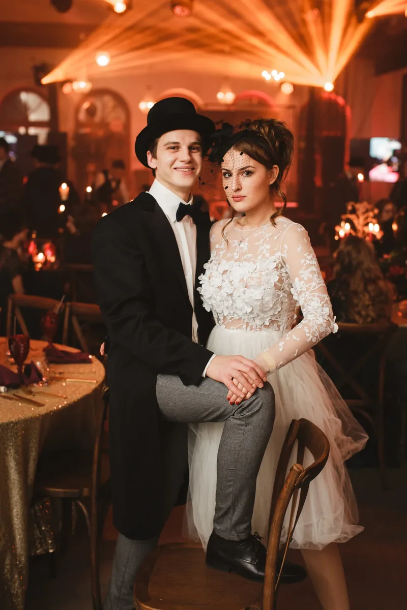 Paar mit Zylinder und Spitzenkleid an einem Themen-Firmenevent